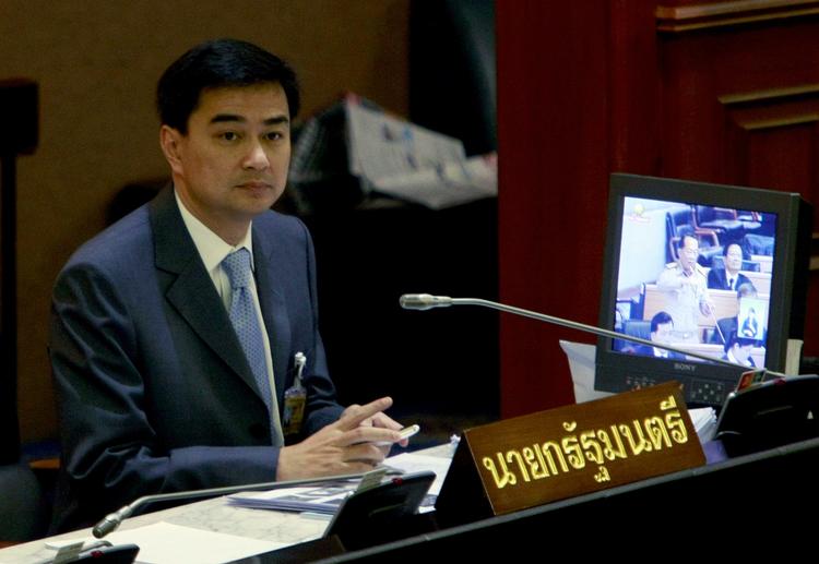 Frisag. Premierminiter Abhisit Vejjajiva lytter til kritikken af ham under debatten i parlamentet. Efterfølgende overlevede han et mistillidsvotum. 
