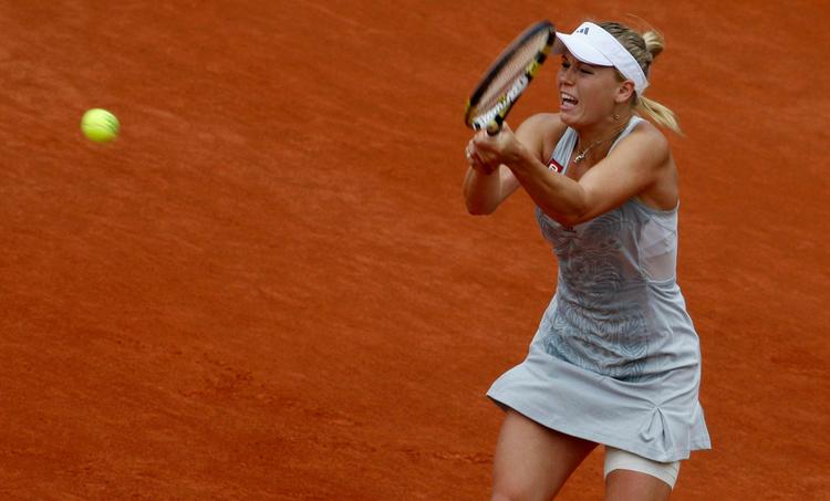 grus. 19-årige Caroline Wozniacki har stadig noget at lære, når det gælder grustennis. Men tennisekspert tror aldrig, det bliver til en grand slam-sejr for danskeren. 