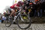 knallert. Fabian Cancellara har kørt så hurtigt, at stadigt flere hævder, at der har været en hjælpemotor installeret i schweizerens cykel. Arkivfoto. 