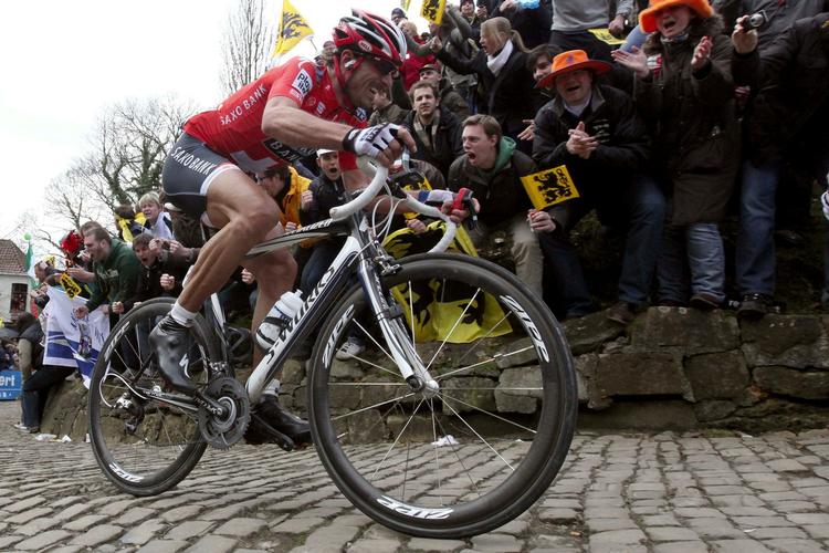 knallert. Fabian Cancellara har kørt så hurtigt, at stadigt flere hævder, at der har været en hjælpemotor installeret i schweizerens cykel. Arkivfoto. 