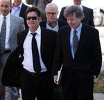 Sheen. Charlie Sheen er én af de bedst betalte komikere på verdensplan, særligt takket være sin rolle i den populære tv-serie 'Two and a Half Men'. Her forlader Charlie Sheen (tv) retten i Aspen efter høringen i sagen i marts. 