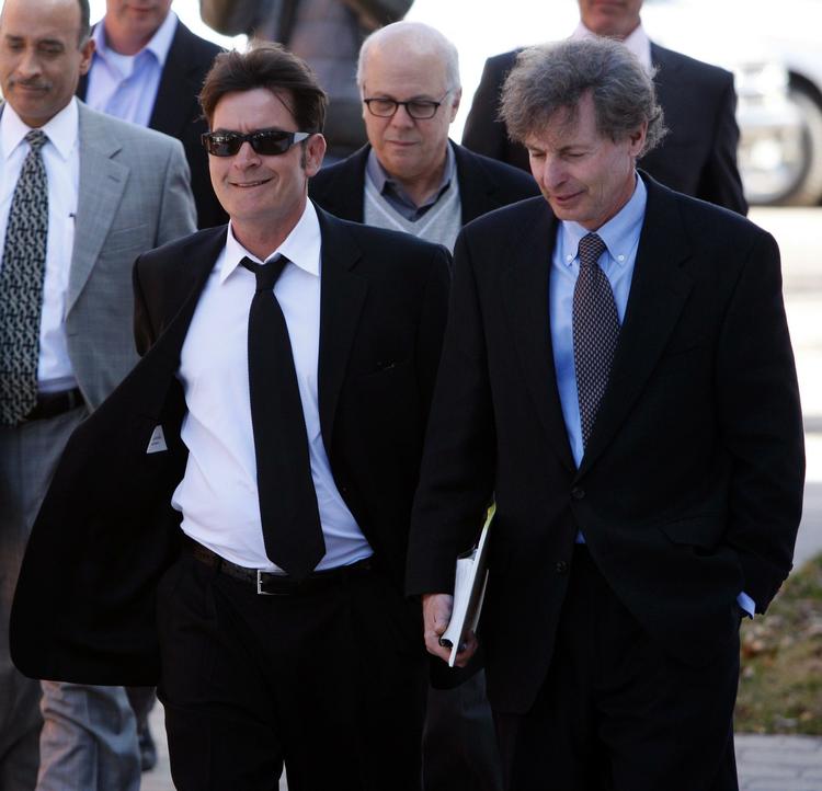 Sheen. Charlie Sheen er én af de bedst betalte komikere på verdensplan, særligt takket være sin rolle i den populære tv-serie 'Two and a Half Men'. Her forlader Charlie Sheen (tv) retten i Aspen efter høringen i sagen i marts. 