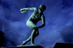 Diskoskasteren på Østerbro Stadion. Statuen er kopi af den græske original fra år 450 f.kr. Hverken ham her eller hans moderne efterfølgere kan hamle op med en ejendomsmægler. 