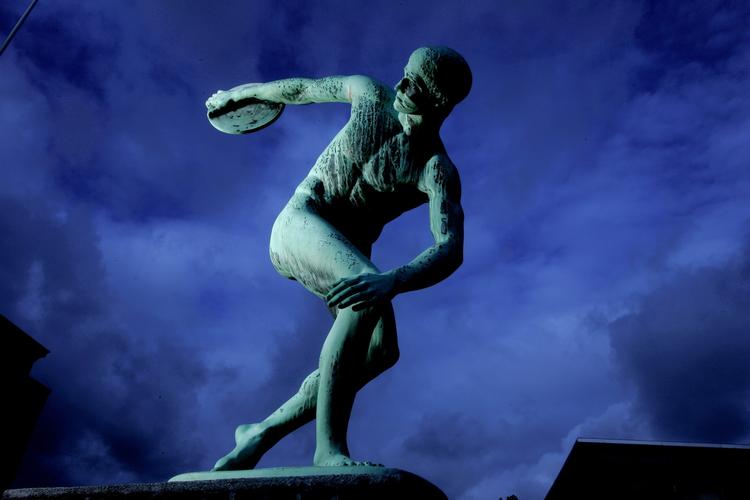 Diskoskasteren på Østerbro Stadion. Statuen er kopi af den græske original fra år 450 f.kr. Hverken ham her eller hans moderne efterfølgere kan hamle op med en ejendomsmægler. 