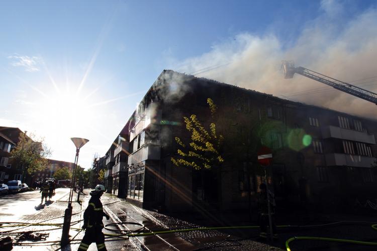 Brand. Det ulmer stadig under taget på Mozartsvej og Schubertsvej. 