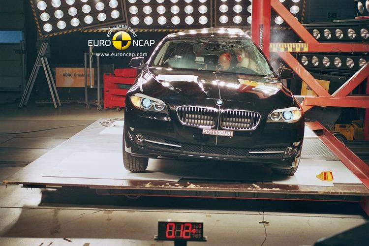 Sidekollision er en hård test for enhver bil. BMW 5-serie klarer den uden større problemer. 