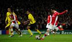 benbrud. Cesc Fabregas scorer mod Barcelona i Champions League 31. marts i år. Spanieren fik et brud på benet ved straffesparket. Arkivfoto. 