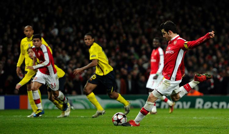 benbrud. Cesc Fabregas scorer mod Barcelona i Champions League 31. marts i år. Spanieren fik et brud på benet ved straffesparket. Arkivfoto. 