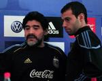 Lærlingen. Javier Mascherano er trænerens spillemæssige modstykke. Maradona henrykkede med sine perfekte detaljer i offensiven, mens Mascherano er en 'arbejder', der hellere begår et frispark for meget end et for lidt. 