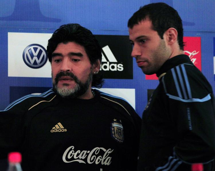 Lærlingen. Javier Mascherano er trænerens spillemæssige modstykke. Maradona henrykkede med sine perfekte detaljer i offensiven, mens Mascherano er en 'arbejder', der hellere begår et frispark for meget end et for lidt. 
