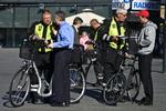Betjente fra Københavns Politis færdselsafdeling stoppede cyklister på Rådhuspladsen som led i en landsdækkende kampagne. Arkivfoto. 