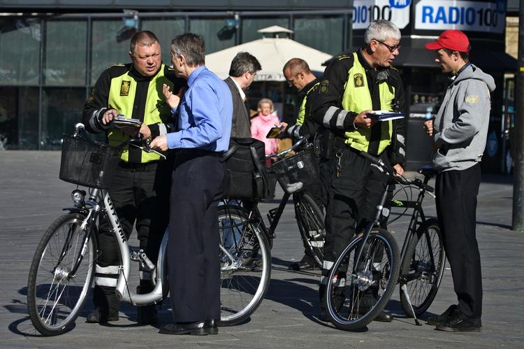Betjente fra Københavns Politis færdselsafdeling stoppede cyklister på Rådhuspladsen som led i en landsdækkende kampagne. Arkivfoto. 
