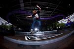 Skateren Joel Mcllroy udfører tohjulet trick under Red Bull Manny Mania i Sidney. I dag indledes jagten på den bedste skateboarder i Danmark. 