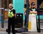 Skyderi. Politiet står ved siden af et lig, efter en mand skyder omkring 30 mennesker i England. 