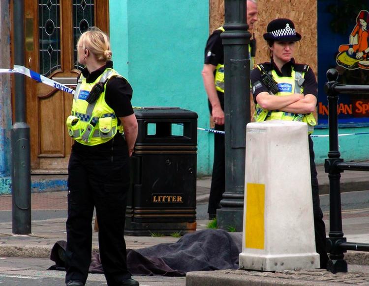Skyderi. Politiet står ved siden af et lig, efter en mand skyder omkring 30 mennesker i England. 