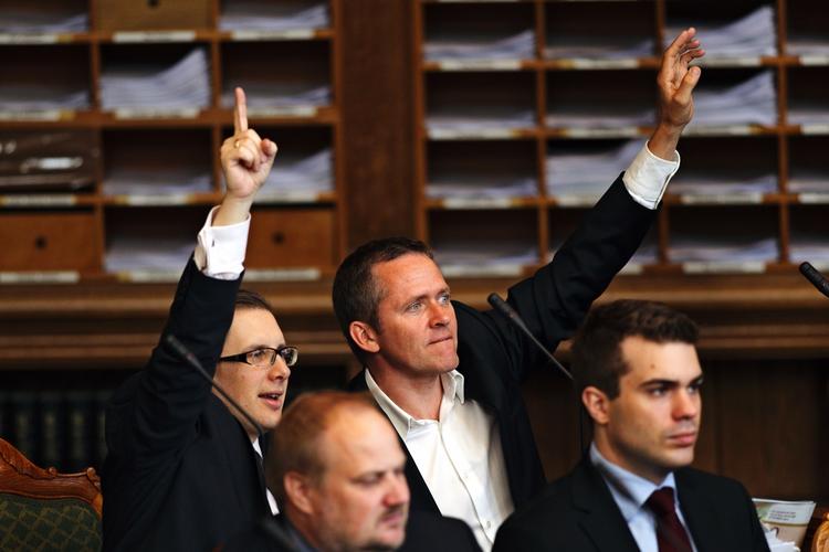 Alle skyder med skarpt mod alle i Folketingets afslutningsdebat. Her er det Liberal Alliances Simon Emil Amnitsbøl og Anders Samuelsen, der gerne vil have ordet. 