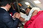 Opmuntring. Tyrkiets udenrigsminister, Ahmet Davutoglu, hilser på en såret nødhjælpsaktivist, der er vendt tilbage til Tyrkiet. 