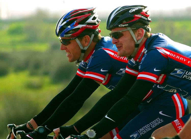 rundtur. Lance Armstrong (tv) skal kørte sig i form i Luxembourg Rundt. Arkivfoto. 