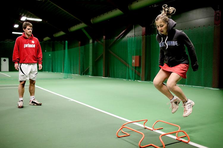 springet. Fra at være en talentfuld og flittig ungdomsspiller som 12-årige Simone Alipieva og så til at bryde igennem internationalt er et langt sejt træk. Men talentudviklingschef Mikkel Nørby (tv.) er overbevist om, at det trods nedskæringer er muligt for danske talenter. Foto: Miriam Dalsgaard 