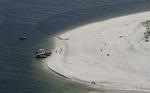 Mens robotten under vand arbejder med saven, har folk på kysten nu i ugevis kæmpet for at forhindre olien i at nå op på stranden. Her er vi i Mississippi. 