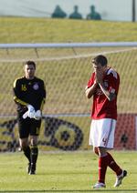 skuffet. Daniel Agger forlader banen efter nederlaget mod Australien. Arkivfoto. 