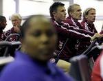 højdetræning. William Kvist, Thomas Kahlenberg og Christian Poulsen på motionscykler i fitnescenteret 'Virgin Active Health Club' i Krugersdorp i Sydafrika. 