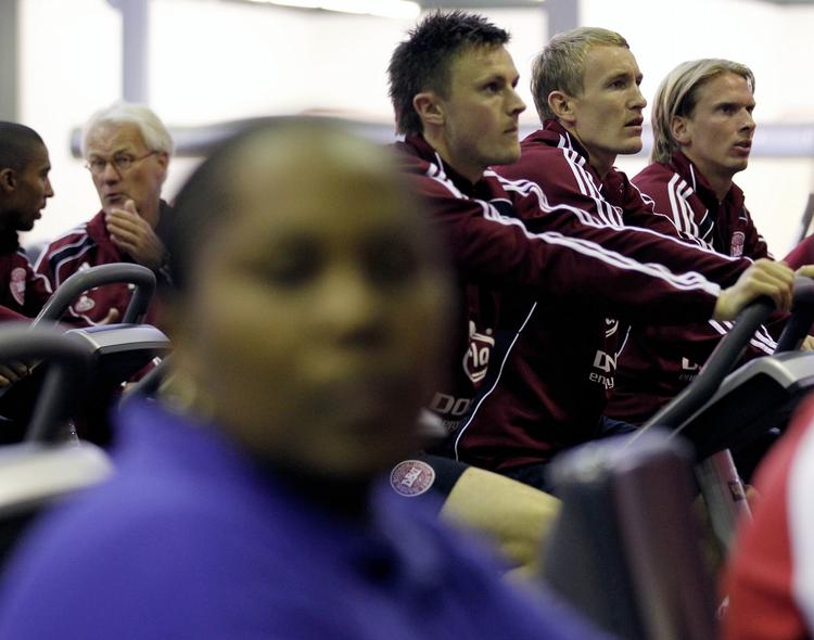 højdetræning. William Kvist, Thomas Kahlenberg og Christian Poulsen på motionscykler i fitnescenteret 'Virgin Active Health Club' i Krugersdorp i Sydafrika. 