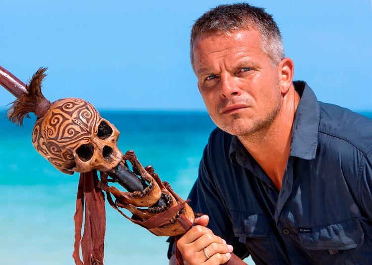 oprejsning. Vært på TV3's Robinson Ekspeditionen er i bedring efter at have været ramt af denguefeber. Hele ekspeditionen flytter nu til en ny ø. 