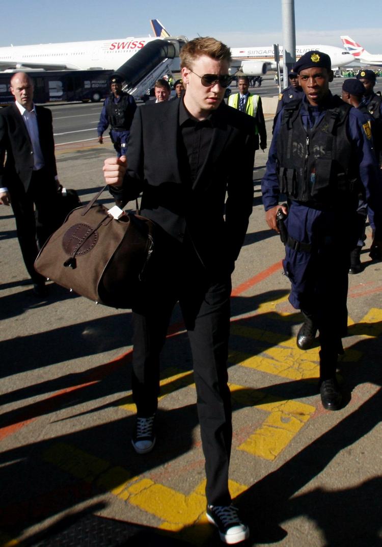 ihærdig. Nicklas Bendtner ved ankomsten til Sydafrika. Danskeren viser store fremskridt på skadesfronten under træningen. Arkivfoto. 