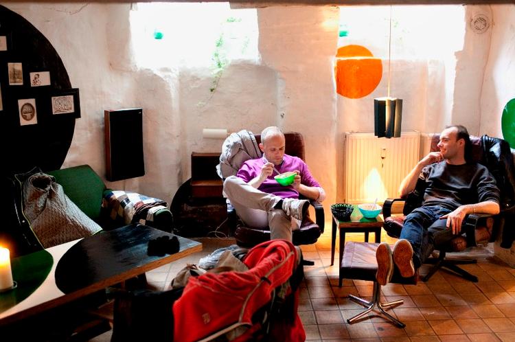 Suppekæde. Hvis man hellere vil have suppen med hjem end sidde og slupre den i sig i SoupaNaturals genbrugsmøbler, er det også mulighed for det. Foto: Miriam Dalsgaard. 