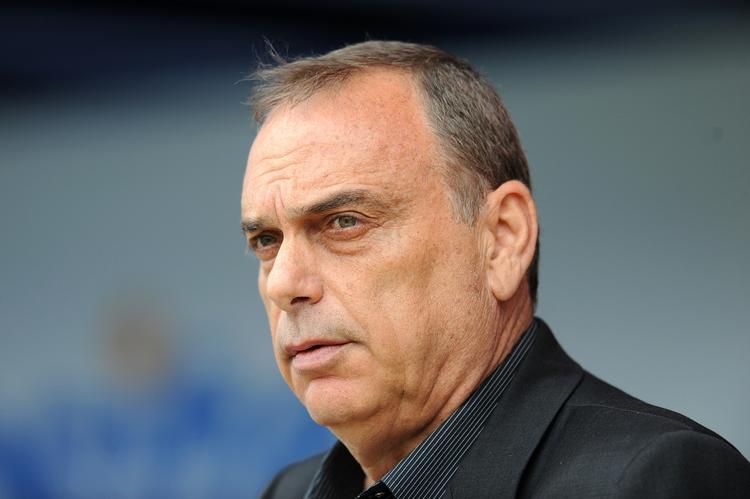 NYANSAT. Israelske Avram Grant har tidligere trænet Chelsea og Portsmouth. Nu får endnu et Premier League hold glæde af hans taktiske evner. 