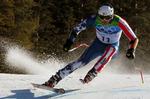 KARRIERESKIFT. Den amerikanske styrtløber Bode Miller skifter for en stund skistavene ud med en tennisketcher. 