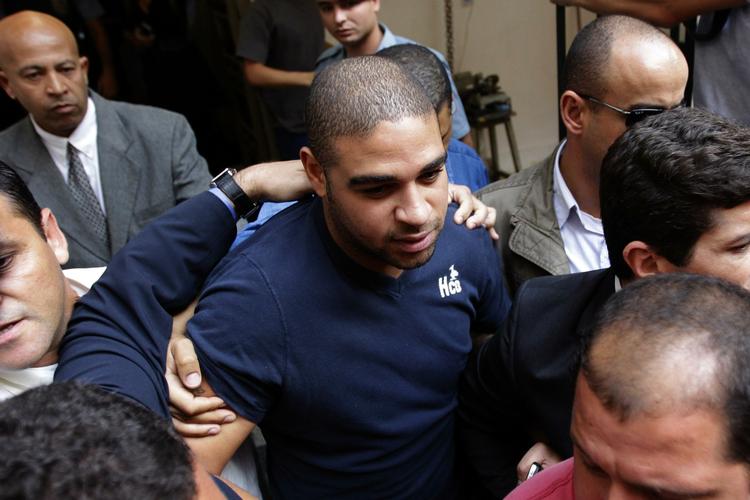 afhøring. Adriano forlader en politistation i Rio de Janeiro efter at være blevet præsenteret for anklager om delagtighed i narkosag. 