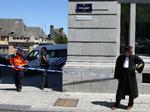 SKUDDRAMA. Advokat ud for retsbygningen i Bruxelles, hvor en dommer og en kontorassistent er blevet skudt. 