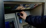 Når pengene skal overføres via netbank, så fortæller banken dig ikke, at du kan slippe langt billigere med en europæisk overførsel. I stedet indkasseres et gebyr på 150 kroner. 