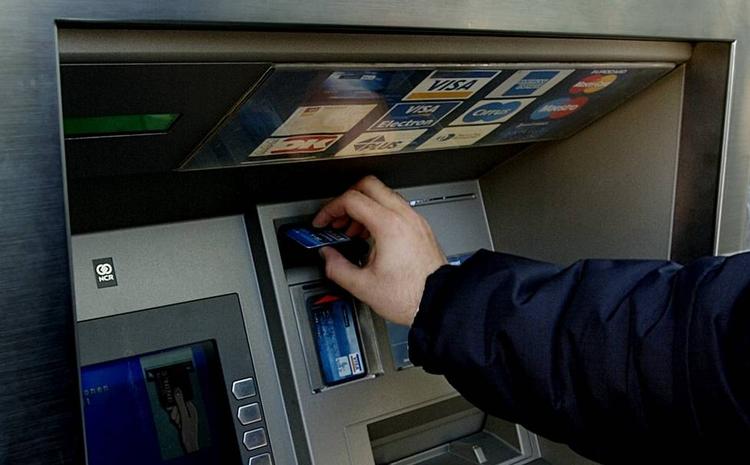 Når pengene skal overføres via netbank, så fortæller banken dig ikke, at du kan slippe langt billigere med en europæisk overførsel. I stedet indkasseres et gebyr på 150 kroner. 