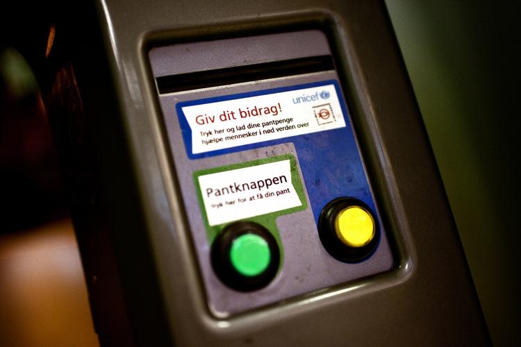 Selv om man i sit ansigts sved har slæbt sine flasker hele vejen ned til flaskeautomaten, vælger en del at trykke på den gule knap. Rigtig mange faktisk. 