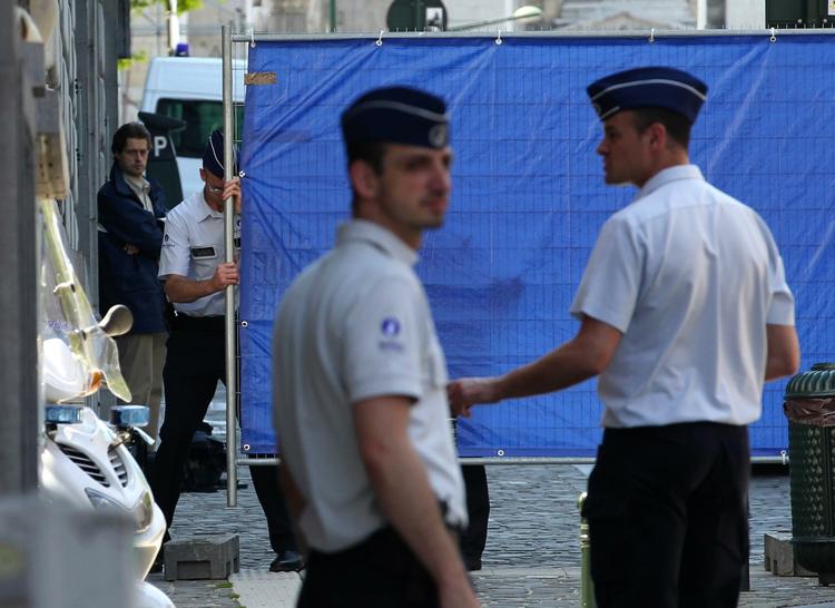 En mand dræbte tidligere i dag en dommer og en assistent i Bruxelles. 