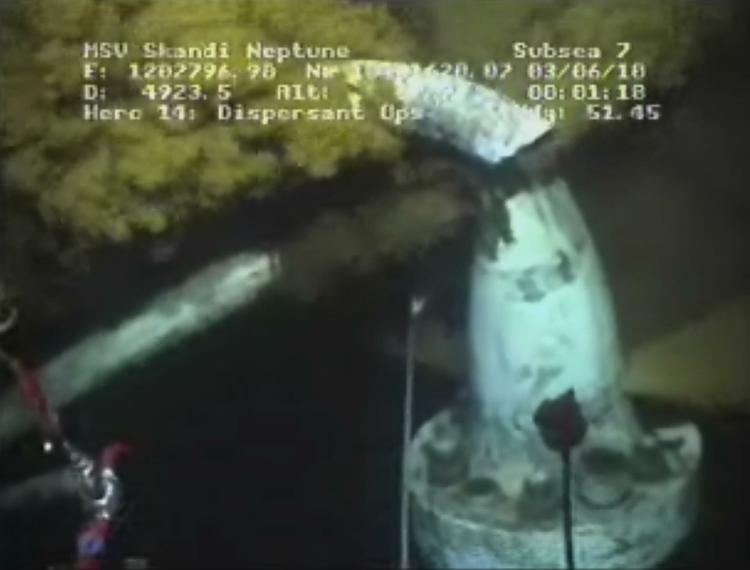 Det er lykkedes olieselskabet BP at få klippet et rør over med en hydraulisk saks, så olien kan ledes op til havoverfladen. 