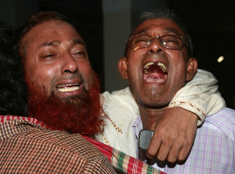 Mindst 40 er omkommet i en brand i den gamle del af Dhaka. 