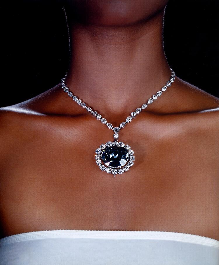 FORBANDET. Hope-diamanten fattet på en halskæde med diamanter af Cartier. Stenen har ry for at være forbandet. Mangen en ejer har gennem tiden mistet livet tidligt og ofte voldeligt. 