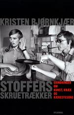 Multimedia. Som en del af deres avantgardistiske bestræbelser opførte Kristen Bjørnkjær - med krum pibe - og Erik Liljenberg en happening, hvor Liljenberg agerede menneskelig grammofon, mens Bjørnkjær lyttede opmærksomt på den tomhedens smukke musik, der kom ud af det hele. 