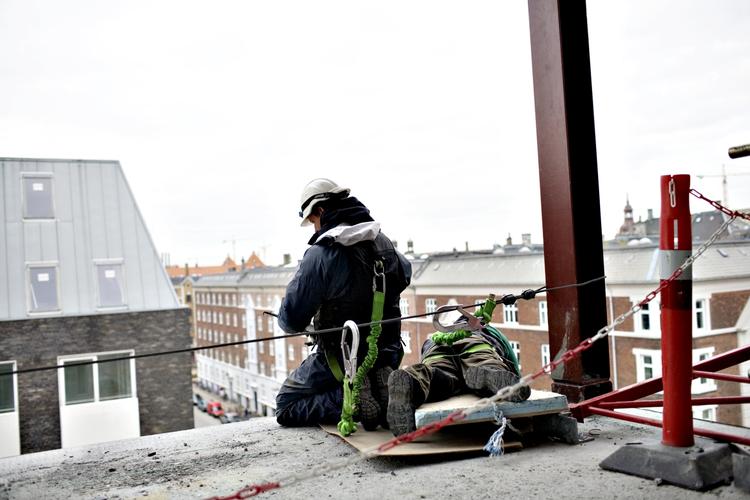 ARBEJDSLIV. Det er især indenfor bygge- og anlægsbranchen, at der er færre arbejdsrelateret skader, hvor folk ender på skadestuen. 