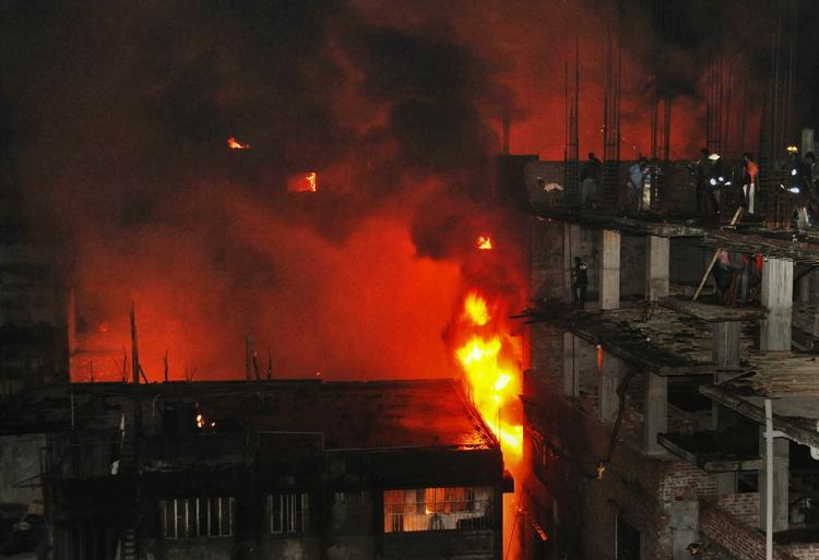 Flammehav. En elektrisk fejl medførte et omfattende tragedie i Dhaka. 