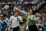 Luftduel. Bastian Schweinsteiger scorede to gange fra 11-meterpletten. 