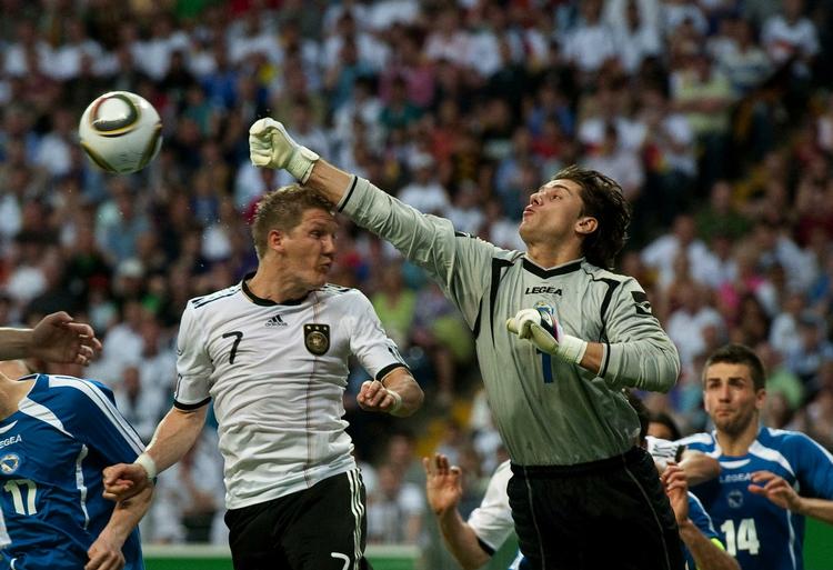 Luftduel. Bastian Schweinsteiger scorede to gange fra 11-meterpletten. 