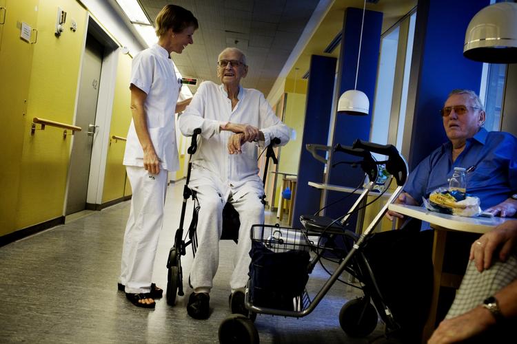 Trivsel. Hvis man har ambitioner om at fastholde flere sosu-medarbejdere i job, skal man satse på bedre trivsel for de ansatte. Både de fysiske og psykiske rammer skal opprioriteres, viser en ny rapport, som AKF udgiver i dag. Arkivfoto: Martin Lehmann 