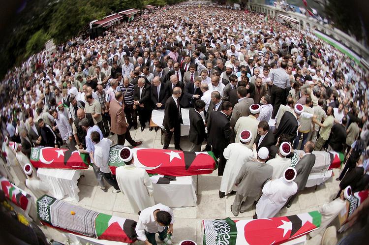 Masseopbud. Flere end 10.000 fulgte nogle af ofrene fra ’Mavi Marmara’ til graven, da de blev bisat fra  Fatih-moskeen i Istanbul. 