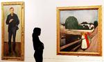 En kvinde betragter Edvard Munch malerier udstillet i Rom i 2005. 