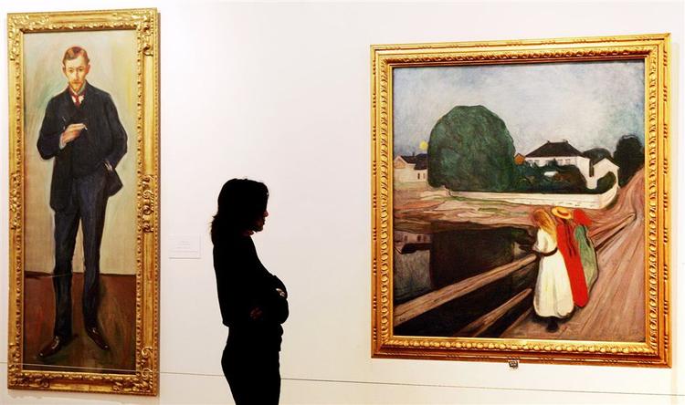 En kvinde betragter Edvard Munch malerier udstillet i Rom i 2005. 